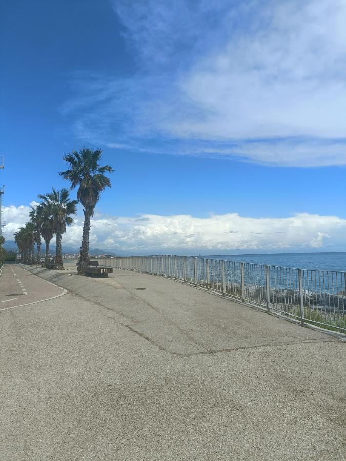 Casa Vacanze Via Nizza 57 Zinola-Wifi Савона Экстерьер фото